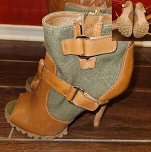 NWOT Tory Burch Tan and Green Women's Peep Toe Boots